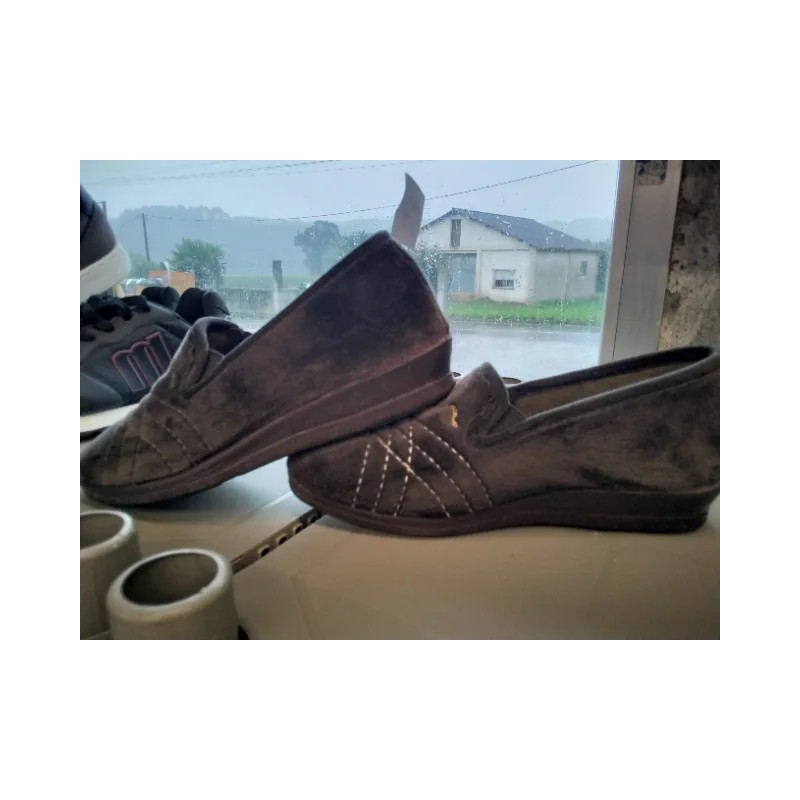 Zapatilla de Casa Cerrada con Bordado | Grupo Señaris