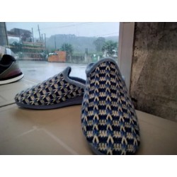Zapatilla de Casa Descalza con Motivos de Punto | Grupo Señaris