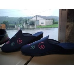 Zapatilla de Casa Descalza Espirales Bordadas | Grupo Señaris