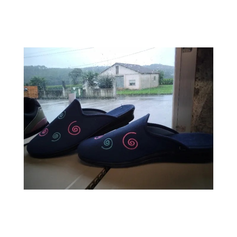 Zapatilla de Casa Descalza Espirales Bordadas | Grupo Señaris