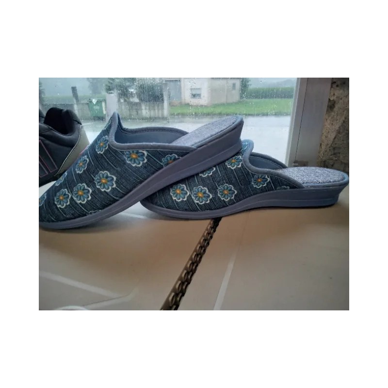 Zapatillas de Casa con Diseño de Flores – Confort Hogar | Grupo Señaris
